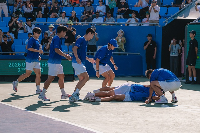 El equipo nacional masculino de tenis de Corea celebra. /Foto=Federación Coreana de Tenis