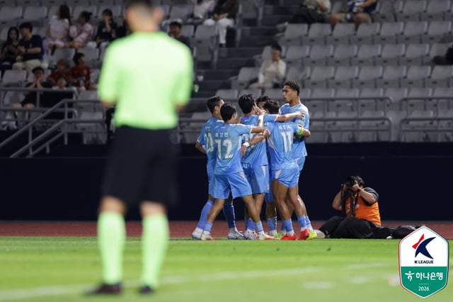Decas (el más a la derecha) y los jugadores de Daegu FC celebran tras marcar el gol del empate. /Foto=Federación Coreana de Fútbol Profesional