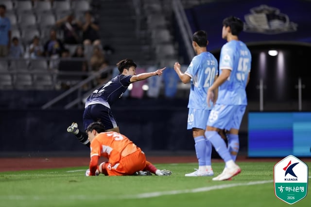 Jo Jun-hyun (arriba a la izquierda) realiza su celebración tras marcar el gol de apertura. /Foto=Federación Coreana de Fútbol Profesional