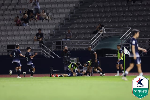 Jugadores de Seúl E-Land celebrando tras el gol adicional. /foto=Federación Coreana de Fútbol Profesional