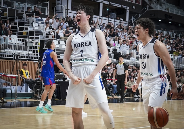 포효하는 이현중(왼쪽). /사진=대한민국농구협회 제공