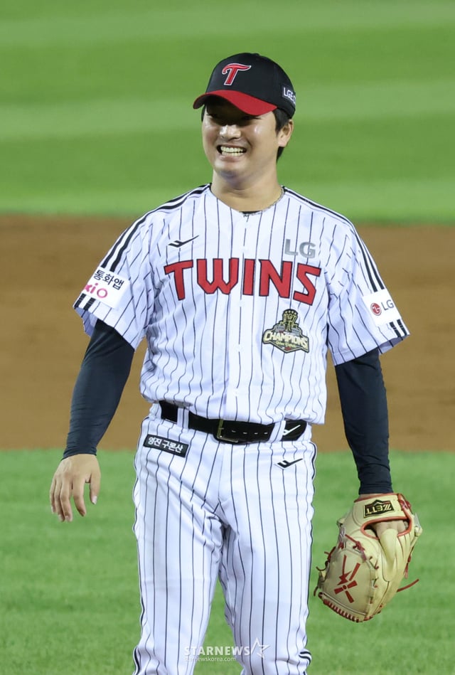 LG 트윈스 고우석이 19일 서울 잠실야구장에서 열린 한화 이글스와 2026 신한 SOL KBO리그 홈경기에서 8회초 등판해 투구 후 미소를 짓고 있다. /사진=김진경 대기자