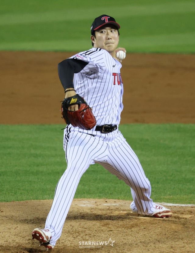 LG 트윈스 손주영이 19일 서울 잠실야구장에서 열린 한화 이글스와 2026 신한 SOL KBO리그 홈경기에서 9회초 등판해 투구하고 있다. /사진=김진경 대기자