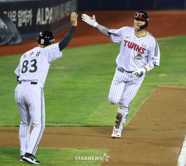 LG 트윈스 이재원(오른쪽)이 19일 한화 이글스와 홈경기에서 8회말 결승 홈런을 터뜨린 뒤 베이스를 돌고 있다. /사진=김진경 대기자