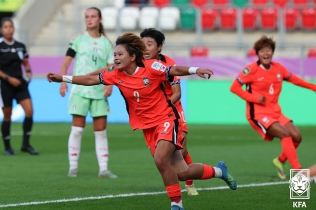 Lee Ha-eun (center) celebrates after scoring a consolation goal. /Photo=Korea Football Association