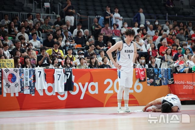 지난 18일 일본 아이치현 나고야시 아이치 인터내셔널 아레나에서 열린 2026 아이치·나고야 아시안게임 남자 농구 준결승 한국과 이란의 경기 1쿼터에서 유기상(맨 오른쪽)이 부상을 당해 그라운드에 누워 있다. /사진=뉴시스
