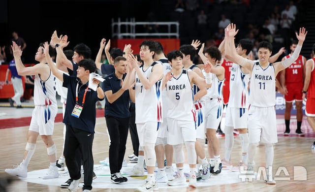 지난 18일 일본 아이치현 나고야시 아이치 인터내셔널 아레나에서 열린 2026 아이치·나고야 아시안게임 남자 농구 준결승 한국과 이란의 경기, 77-51로 승리한 한국 선수들이 기뻐하고 있다. /사진=뉴시스
