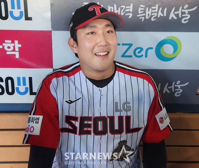 LG Twins pitcher Son Ju-young smiles brightly while giving an interview to reporters after securing his 30th save of the season in a home game against Hanwha Eagles at Seoul Jamsil Baseball Stadium on the 20th. /Photo=Reporter Ahn Ho-geun