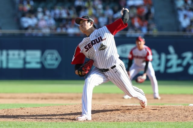 LG Twins pitcher Son Ju-young pitches in the top of the 9th inning during a home game against Hanwha Eagles at Seoul Jamsil Baseball Stadium on the 20th. /Photo=LG Twins