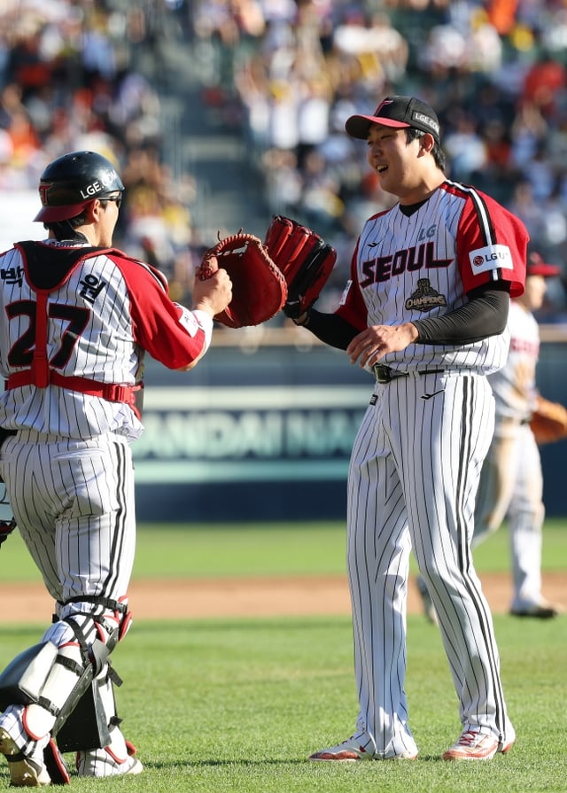 LG Twins pitcher Son Ju-young (right) celebrates with Park Dong-won and Haifa after securing his 30th save of the season in a home game against Hanwha Eagles at Seoul Jamsil Baseball Stadium on the 20th, entering in the top of the 9th inning. /Photo=LG Twins