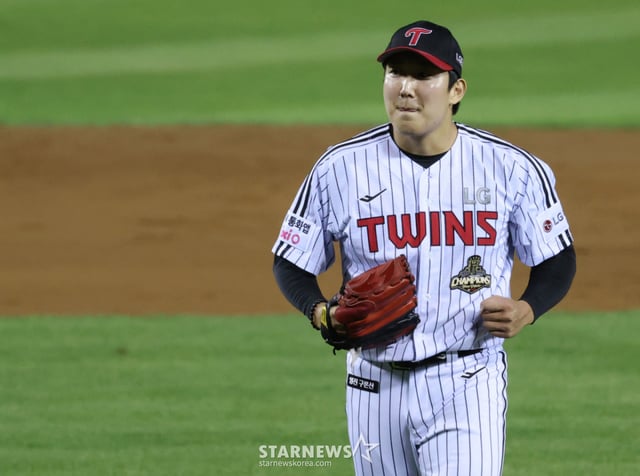 LG Twins pitcher Son Ju-young celebrates after protecting a team victory in a home game against Hanwha Eagles at Seoul Jamsil Baseball Stadium on the 19th. /Photo=Chief correspondent Kim Jin-kyung