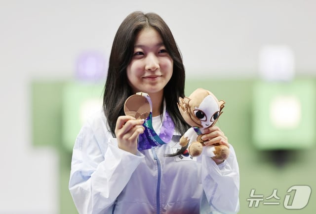 South Korea's shooting team member Ban Hyo-jin won the bronze medal in the women's 10m air rifle individual final at the 2026 Aichi-Nagoya Asian Games held on the 20th at the Toyota City General Shooting Range in Aichi Prefecture, Japan. /Photo=NEWSIS