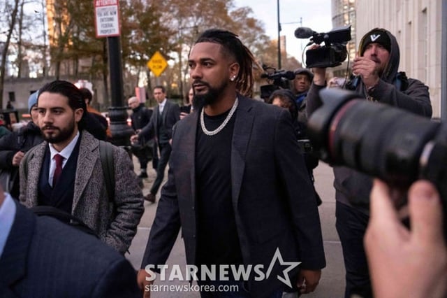 Emmanuel Clase (center) was seen leaving the U.S. District Court in Brooklyn, New York, after appearing there on November 14, 2025. /Photo=NEWS1