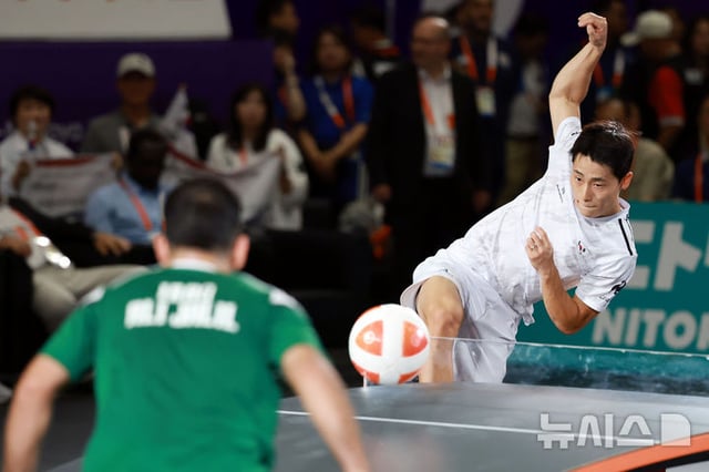 El 20 por la tarde, en el Centro Deportivo Higashi de la ciudad de Nagoya, prefectura de Aichi (Japón), se disputó la final individual masculina de Techball en los Juegos Asiáticos Aichi-Nagoya 2026. En la imagen, Lee Jun-seok de Corea compite contra Ali Jalil Mezher Alayawi de Irak. /foto=NEWSIS