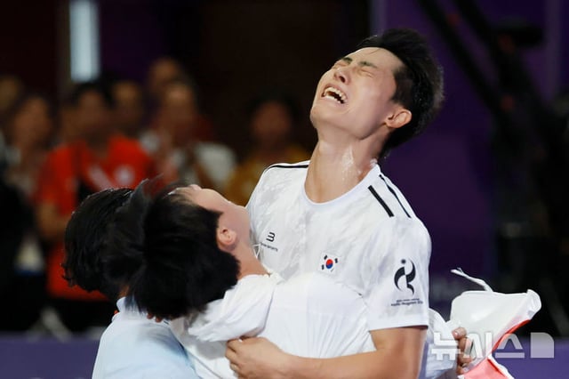 El 20 por la tarde, en el Centro Deportivo Higashi de Nagoya, prefectura de Aichi (Japón), durante la final individual masculina de Techball de los Juegos Asiáticos Aichi-Nagoya 2026, Lee Jun-seok celebra tras asegurar la medalla de oro al superar a Ali Jalil Mezher Alayawi de Irak. /Foto=NEWSIS