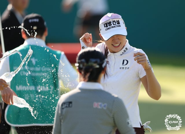 김민선(오른쪽)이 우승 후 물세례를 맞고 있다. /사진=KLPGA 제공