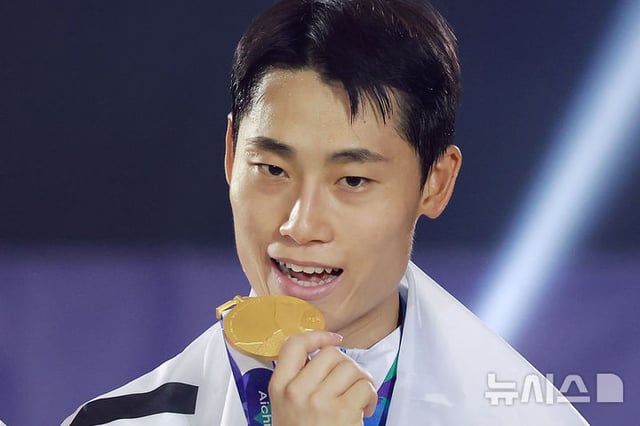 20일 오후 일본 아이치현 나고야시 히가시 스포츠센터에서 열린 2026 아이치·나고야 아시안게임 테크볼 남자 단식 시상식에서 금메달을 획득한 한국 이준석이 기념촬영을 하고 있다./사진=뉴시스