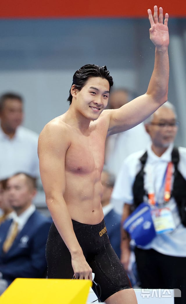 0일 일본 도쿄도 고토구 도쿄아쿠아틱스센터에서 열린 2026 아이치·나고야 아시안게임 경영 남자 자유영 100m 결선에서 은메달을 획득한 김영범이 인사하고 있다. /사진=뉴시스