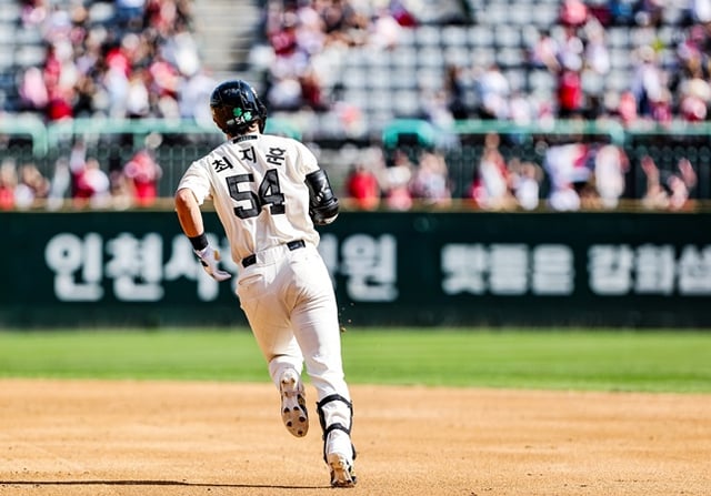 SSG 랜더스 최지훈이 20일 인천 SSG랜더스필드에서 열린 키움 히어로즈와 2026 신한 SOL KBO리그 홈경기에서 3회말 스리런 홈런을 날리고 베이스를 돌고 있다. /사진=SSG 랜더스 제공