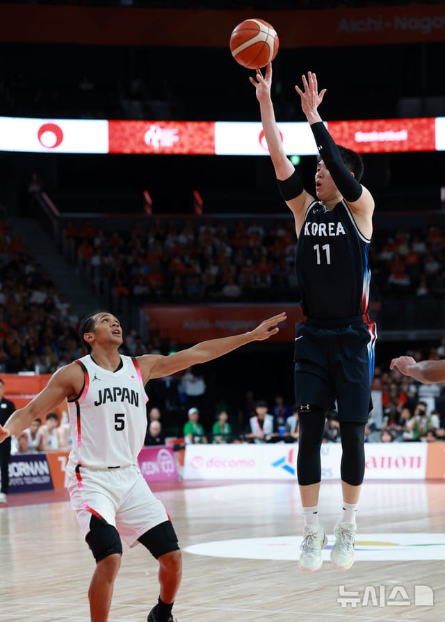 Lee Woo-seok (right) attempts a 3-pointer during the men's basketball final of the 2026 Aichi·Nagoya Asian Games held at the Aichi Prefectural Gymnasium in Nagoya, Japan, on the 20th. /Photo=NEWSIS