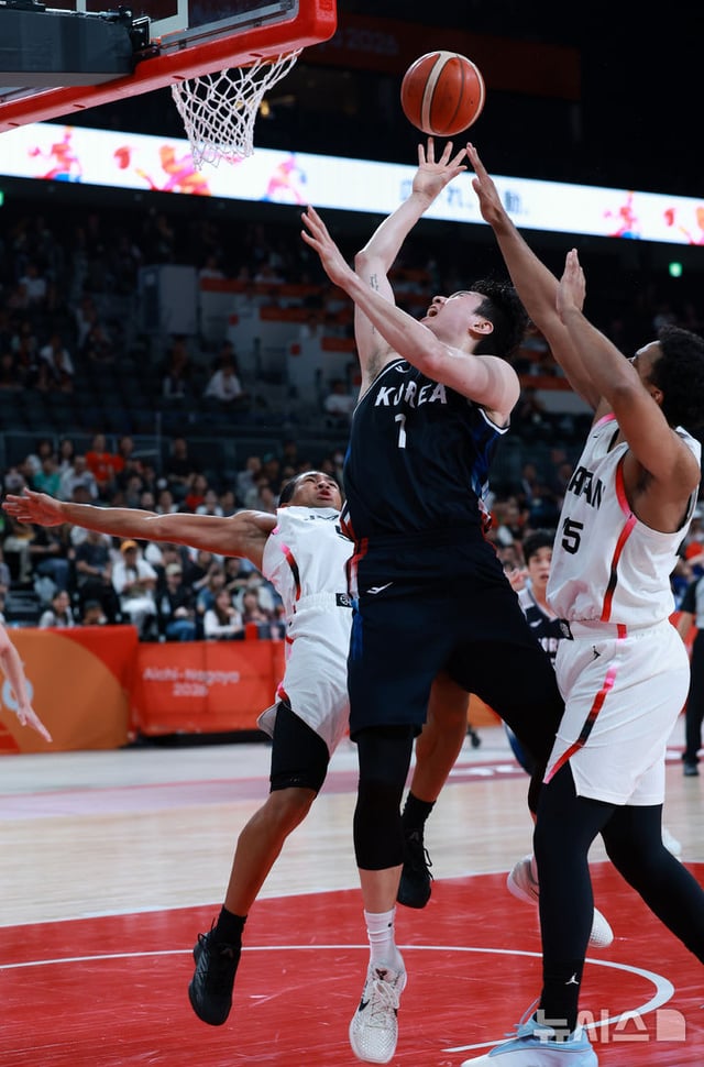 Lee Hyun-jung (center) attempts a shot during the men's basketball final of the 2026 Aichi·Nagoya Asian Games held at the Aichi Prefectural Gymnasium in Nagoya, Japan, on the 20th. /Photo=NEWSIS