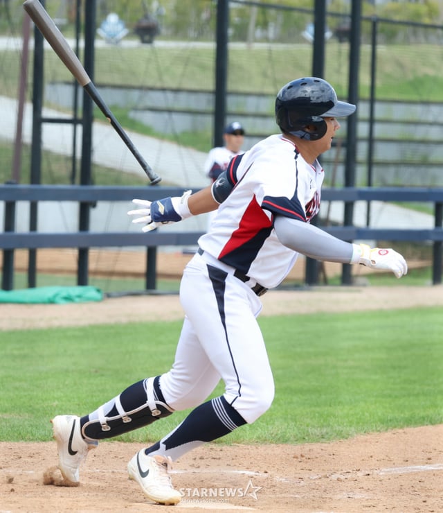 제14회 아시아청소년야구선수권대회에 참가하는 U-18 대표팀이 4일 부산 기장군 기장현대차드림볼파크에서 동의대와 최종 퍙기전을 가졌다.  대표팀 이호민이 힘테게 타격하고 있다. /사진=김진경 대기자