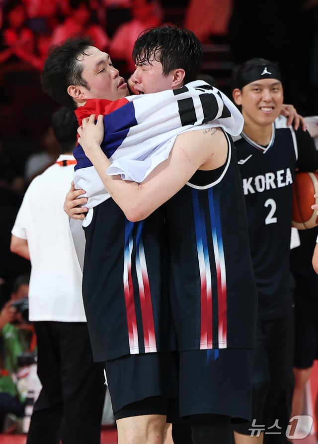 이승현(왼쪽)이 20일 일본 나고야 아이치 인터내셔널 아레나에서 열린 2026 아이치·나고야 아시안게임 남자농구 결승전이 끝난 뒤 눈물을 흘리는 이현중을 안아주고 있다. /사진=뉴스1