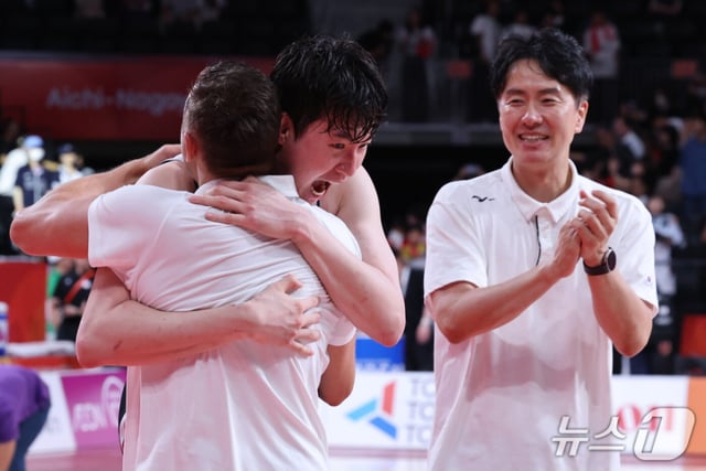 이현중(가운데)이 20일 일본 나고야 아이치 인터내셔널 아레나에서 열린 2026 아이치·나고야 아시안게임 남자농구 결승전 금메달 후 마줄스 감독과 포옹하고 있다. /사진=뉴스1