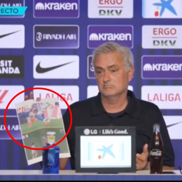 조세 무리뉴 레알 마드리드 감독이 경기 후 기자회견에서 이강인이 페데리코 발베르데에게 태클을 날리는 장면을 인쇄한 종이를 들어보이고 있다. /사진=마드리드존 갈무리