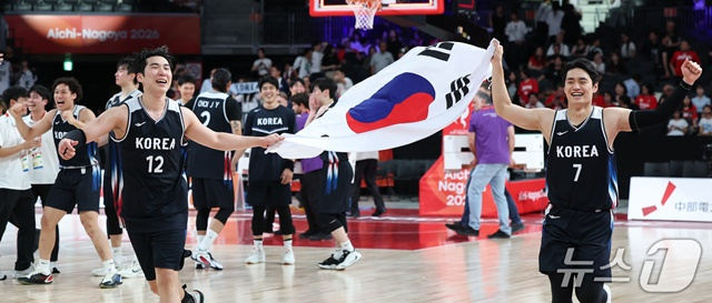한국 농구 대표팀 선수들이 금메달을 따고 환호하고 있다. /사진=뉴스1 제공
