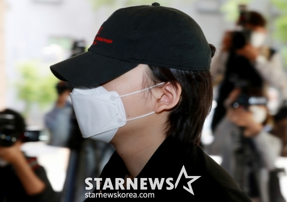 Singer Noel (real name Jang Yong-jun), indicted on charges of hit-and-run and substituting drivers after a drunk driving accident, enters the courthouse for the second trial held at Seoul Western District Court in Mapo-gu, Seoul. /Photo=StarNews