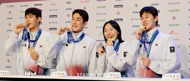 21일 코리아하우스에서 열린 2026 아이치·나고야 아시안게임 첫날 메달리스트 공식 인터뷰에서 금메달리스트와 감독들이 소감을 밝힌 후 단체 기념촬영을 하고 있다. 왼쪽부터 근대5종 김성진 감독과 이종현, 서창완, 전웅태, 성승민. /사진=강영조 cameratalks@