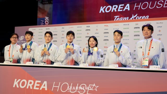 21일 코리아하우스에서 열린 2026 아이치·나고야 아시안게임 첫날 메달리스트 공식 인터뷰에서 금메달리스트와 감독들이 소감을 밝힌 후 단체 기념촬영을 하고 있다. 왼쪽부터 근대5종 김성진 감독과 이종현, 서창완, 전웅태, 성승민. /사진=강영조 cameratalks@