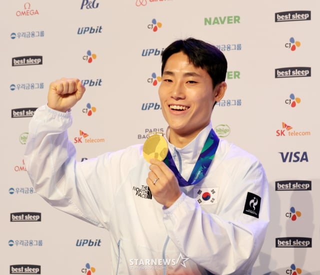 테크볼 금메달리스트 이준석이 21일 코리아하우스에서 열린 2026 아이치·나고야 아시안게임 첫날 메달리스트 공식 인터뷰에서 소감을 밝힌 후  금메달 세리머니를 하고 있다. 2026.09.21.   테크볼 금메달리스트 이준석이 21일 코리아하우스에서 열린 2026 아이치·나고야 아시안게임 첫날 메달리스트 공식 인터뷰에서 소감을 밝히고 있다. 2026.09.21. /사진=강영조 cameratalks@
