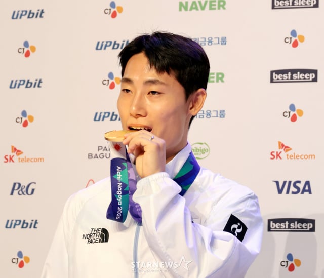 테크볼 금메달리스트 이준석이 21일 코리아하우스에서 열린 2026 아이치·나고야 아시안게임 첫날 메달리스트 공식 인터뷰에서 소감을 밝힌 후  금메달 세리머니를 하고 있다. 2026.09.21.   테크볼 금메달리스트 이준석이 21일 코리아하우스에서 열린 2026 아이치·나고야 아시안게임 첫날 메달리스트 공식 인터뷰에서 소감을 밝히고 있다. 2026.09.21. /사진=강영조 cameratalks@