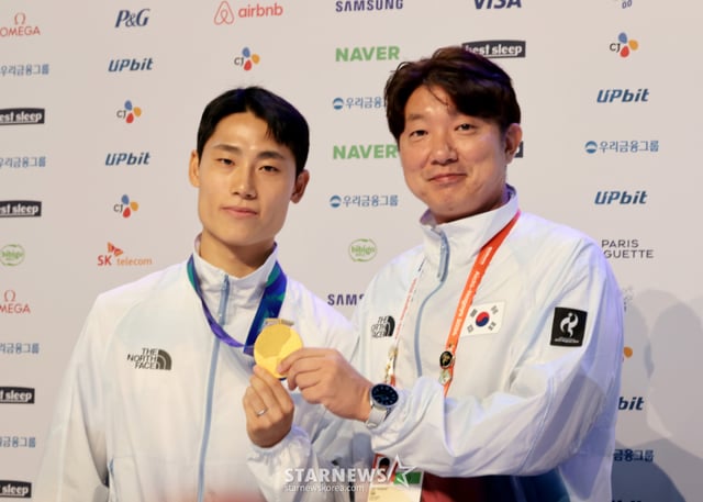 테크볼 금메달리스트 이준석이 21일 코리아하우스에서 열린 2026 아이치·나고야 아시안게임 첫날 메달리스트 공식 인터뷰에서 소감을 밝힌 후 이용섭 감독과 금메달 세리머니를 하고 있다. 2026.09.21.          테크볼 금메달리스트 이준석이 21일 코리아하우스에서 열린 2026 아이치·나고야 아시안게임 첫날 메달리스트 공식 인터뷰에서 소감을 밝히고 있다. 2026.09.21.    21일 코리아하우스에서 열린 2026 아이치·나고야 아시안게임 첫날 메달리스트 공식 인터뷰에서 금메달리스트와 감독들이 소감을 밝힌 후 단체 기념촬영을 하고 있다. 왼쪽부터 김성진 근대5종감독, 이종현, 서창완,  전웅태, 성승민,  테크볼 이준석, 이용섭 감독.2026.09.21. /사진=강영조 cameratalks@