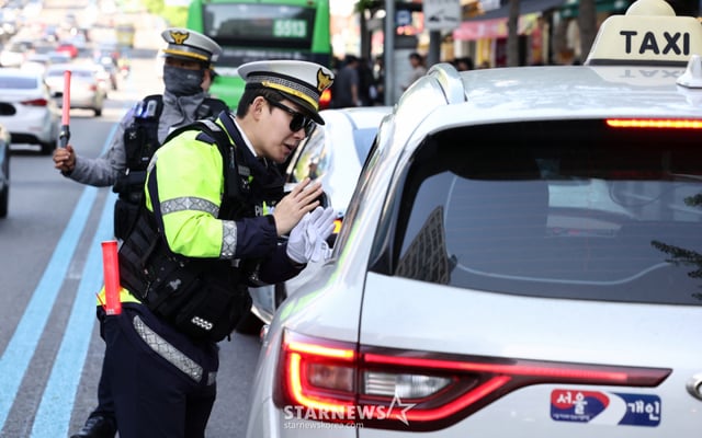 (Seoul=NEWS1) Reporter Choi Ji-hwan = On the 20th, traffic safety police officers conducted a concentrated crackdown on violations of the mandatory temporary stop for right turns at an intersection on Bongcheon-ro in Gwanak-gu, Seoul. Under current Road Traffic Act regulations, drivers intending to turn right must come to a complete stop when the front signal is red, and must also stop after turning if pedestrians are present or attempting to cross. The National Police Agency plans to conduct a two-month concentrated crackdown on violations of right-turn traffic procedures until June 19. 2026.4.20/NEWS1 Copyright © NEWS1. All rights reserved. Unauthorized reproduction, redistribution, or use for AI training is prohibited. /Photo=NEWS1) Reporter Choi Ji-hwan