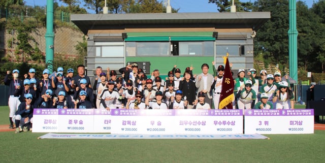 Group photo at the award ceremony of the Mongbest 2026 Yeon Maeng (Chairman) National Women's Baseball Tournament. /Photo=Korea Women's Baseball Association provided