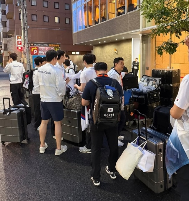 予定の時間にバスが来ないので待っている韓国男子バスケットボール代表チーム。 /写真=ヨ·ジュンソクSNS