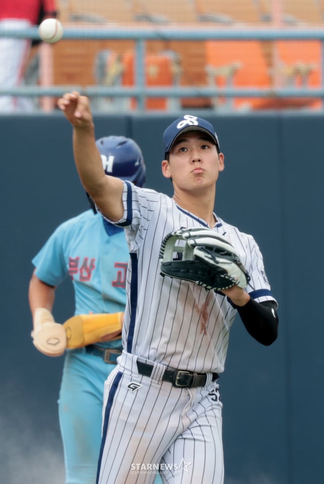서울고 김지우가 19일 목동야구장에서 열린 2026봉황대기 전국고교야구대회 부산고와 서울고 경기3루수로 출전하고 있다. 2026.08.19. /사진=강영조 선임기자