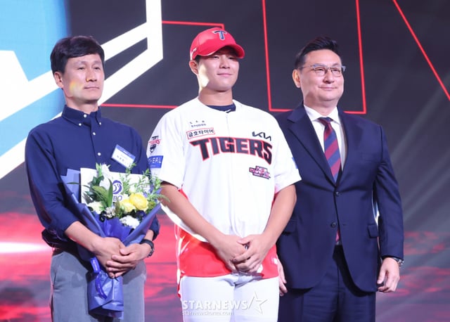 'The 2027 KBO Rookie Draft' was held on the 21st at the World Crystal Ball Room of the Seoul Songpa-gu Lotte Hotel. Lee Ho-min (Gyeongnam High) poses for a commemorative photo after being selected third overall by KIA. /Photo=Chief correspondent Kim Jin-kyung