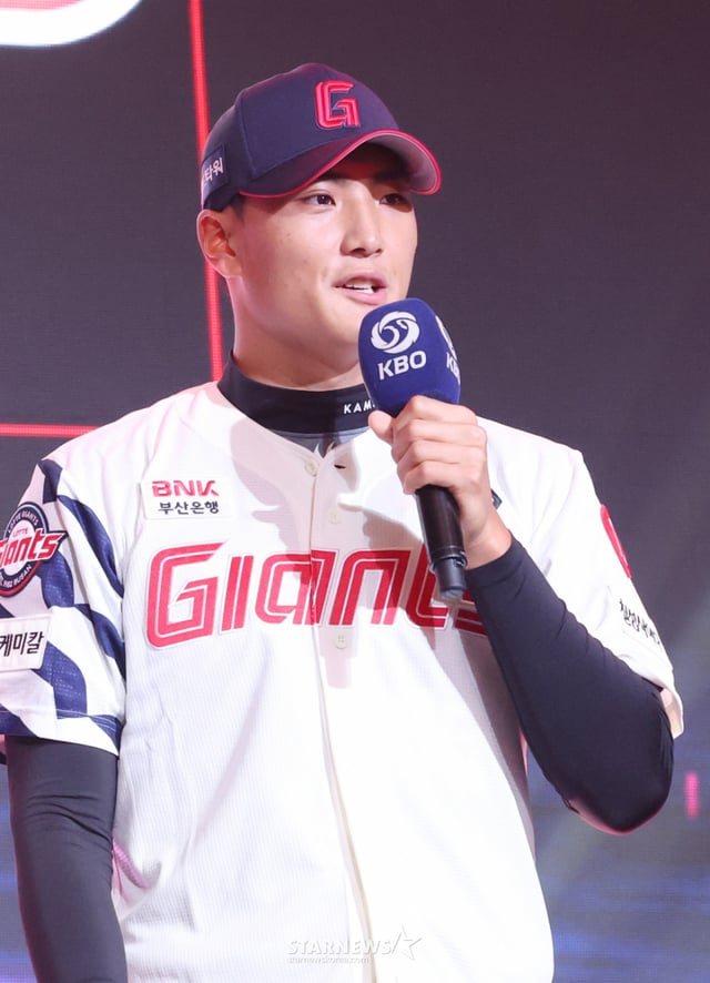 '2027 KBO 신인 드래프트'가 21일 서울 송파구 롯데호텔 월드 크리스탈볼룸에서 열렸다. 박근서(서울디자인고)가 전체 4순위로 롯데에 지명된 후 소감을 밝히고 있다. /사진=김진경 대기자