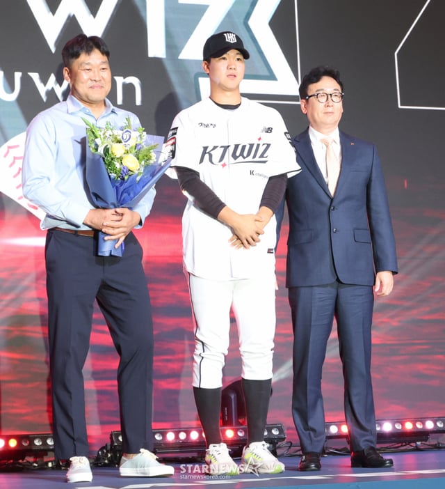 '2027 KBO Rookie Draft' was held on the 21st at the World Crystal Ball Room of Seoul Songpa-gu Lotte Hotel. Lee Seung-won (Yushin High) poses for a commemorative photo with General Manager Nado-hyun after being selected 5th overall by KT /Photo=Chief correspondent Kim Jin-kyung