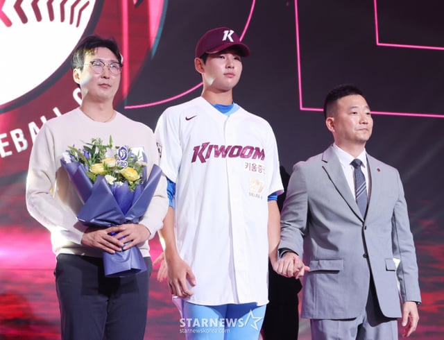 부산고 하현승(가운데)이 21일 서울시 송파구 롯데호텔 월드 크리스탈볼룸에서 열린 2027 KBO 신인드래프트에서 1라운드 전체 1순위로 키움 히어로즈의 지명을 받고 허승필 단장(오른쪽), 아버지와 함께 기념촬영을 하고 있다. /사진=김진경 대기자
