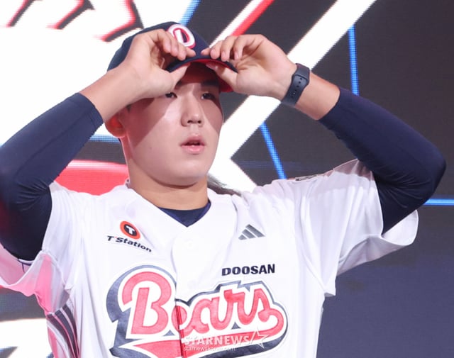 서울고 김지우가 21일 서울시 송파구 롯데호텔 월드 크리스탈볼룸에서 열린 2027 KBO 신인드래프트에서 1라운드 전체 2순위로 두산 베어스의 지명을 받고 모자를 착용하고 있다. /사진=김진경 대기자