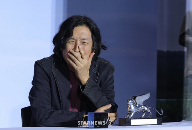 (Seoul=NEWS1) Reporter Kwon Hyun-jin = Director Lee Chang-dong (left) smiles during a press conference for the Netflix film 'Possible Love' held on the 21st at CGV Yongsan i-Park Mall in Yongsan-gu, Seoul. 'Possible Love' tells the story of a couple of laid-off workers and a couple of documentary filmmakers who meet to produce a documentary, confronting their different lives and hidden desires. Director Lee Chang-dong was selected as a jury member for the Silver Lion Award at the 83rd Venice International Film Festival held in Venice, Italy on the 12th (local time) with 'Possible Love'. 2026.9.21/NEWS1 Copyright © NEWS1. All rights reserved. Unauthorized reproduction, redistribution, and AI learning are prohibited. /Photo=NEWS1) Reporter Kwon Hyun-jin