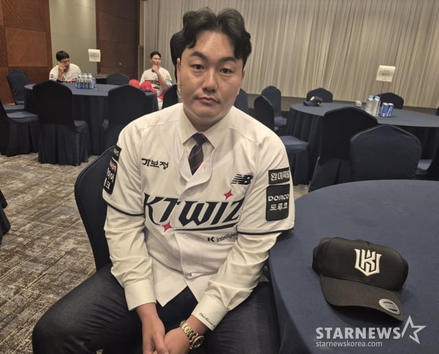 崔志汉在 21日 KBO 新人选秀中被 KT 选中后接受采访。/照片=记者申华燮