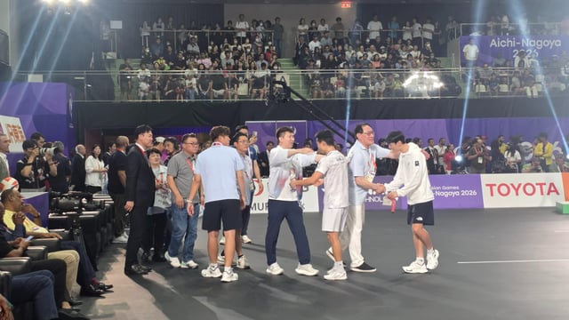 柳承敏(右から4番目)が20日、名古屋東スポーツセンターで行われたテックボール男子シングルス決勝で、イラクのアリ·ジャリル·メズヘル·アレヤウィをセットスコア2-0で下し、金メダルを獲得した李ジュンソク(右から3番目)を励ましている。 /写真=大韓体育会提供