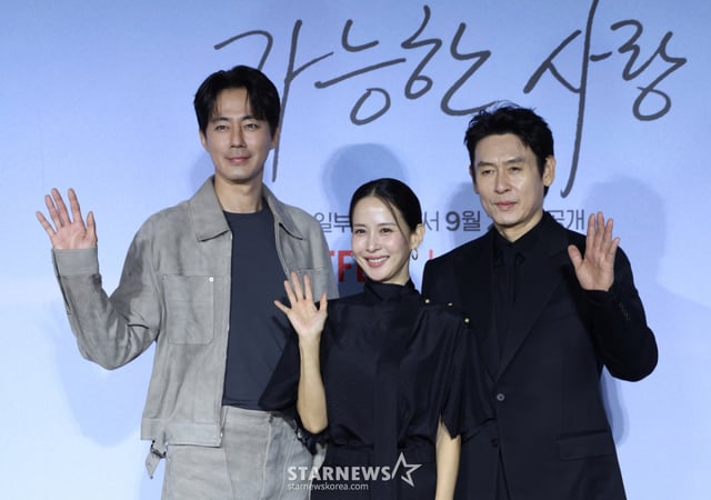 [서울=뉴시스] 조성우 기자 = 배우 조인성(왼쪽부터), 조여정, 설경구가 21일 서울 용산구 CGV용산아이파크몰에서 열린 영화 '가능한 사랑' 언론시사회에서 포즈를 취하고 있다. 2026.09.21. xconfind@newsis.com /사진=조성우