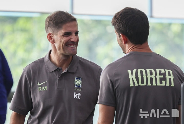 Roberto Moreno, head coach of the South Korea national football team (left). /Photo=NEWSIS provided